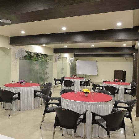 Hotel Suresh Inn Пуне Екстер'єр фото