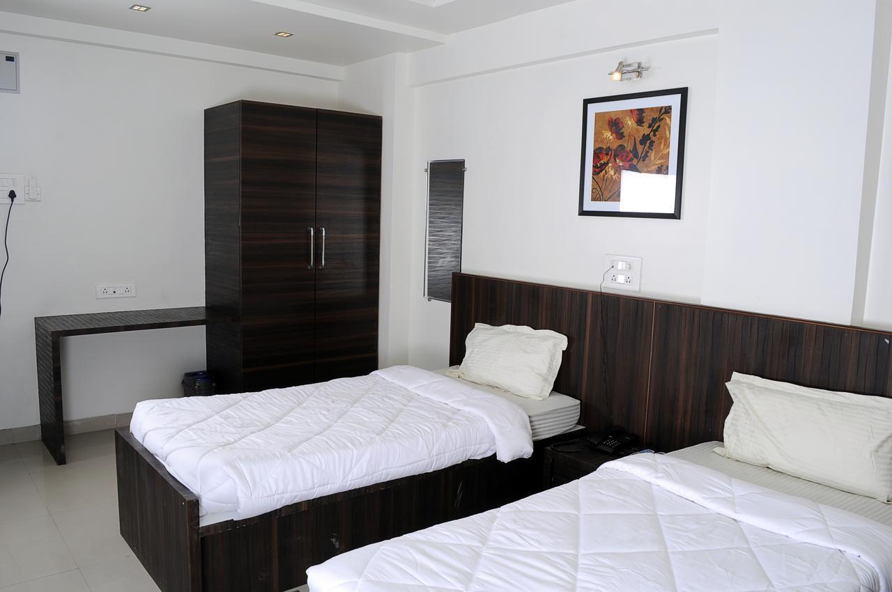 Hotel Suresh Inn Пуне Екстер'єр фото