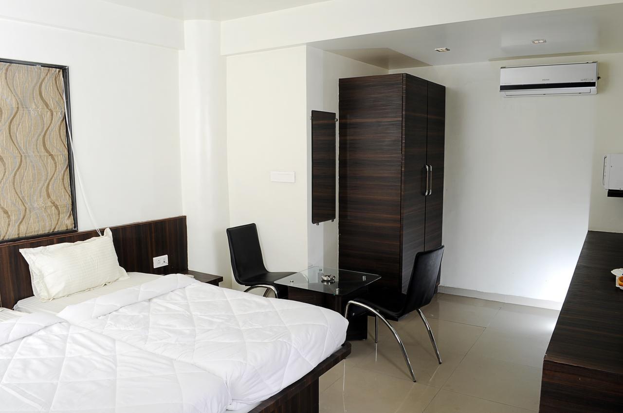 Hotel Suresh Inn Пуне Екстер'єр фото